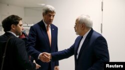 L'Américain John Kerry serre la main à l'Iranian Javad Zarif, le 16 janvier 2016 à Vienne. (REUTERS/Kevin Lamarque)