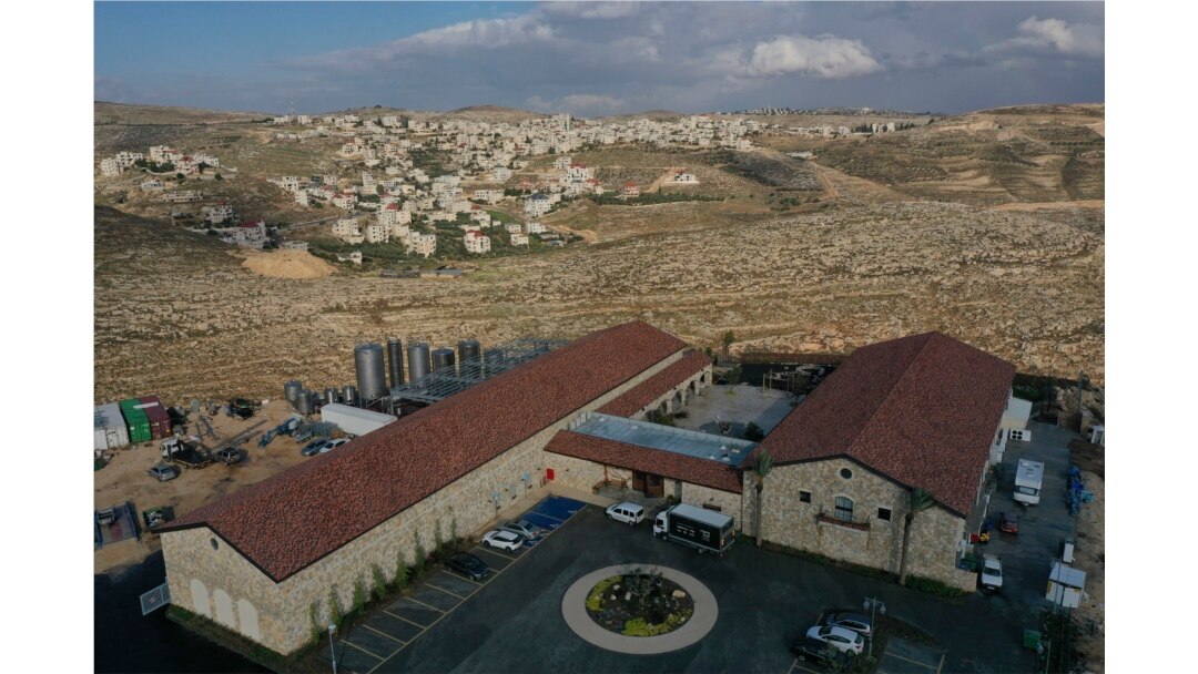 Pabrik anggur Psagot, yang terletak di kawasan industri pemukiman Yahudi Sha'ar Binyamin, beberapa kilometer dari kota Ramallah, Palestina. (Foto: MENAHEM KAHANA / AFP)