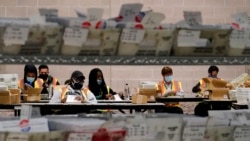 Zaposleni u kancelariji komesara grada Filadelfije sortiraju izborni materijaCentar za sortiranje i brojanje glasova poštom u Filadelfiji, 26. oktobra 2020.