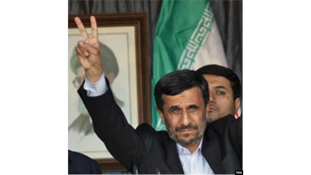 Presiden Mahmoud Ahmadinejad memberikan tanda "V" (kemenangan) dalam pawai bersama pendukung Hezbollah di Bint Jbeil, Lebanon.