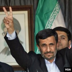 Presiden Mahmoud Ahmadinejad memberikan tanda "V" (kemenangan) dalam pawai bersama pendukung Hezbollah di Bint Jbeil, Lebanon.