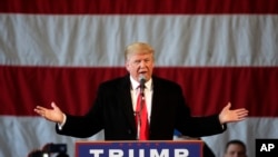 Kandidat Capres AS Donald Trump dalam kampanye di Layanan Aviasi JetSmart di Rochester, New York (10/4)