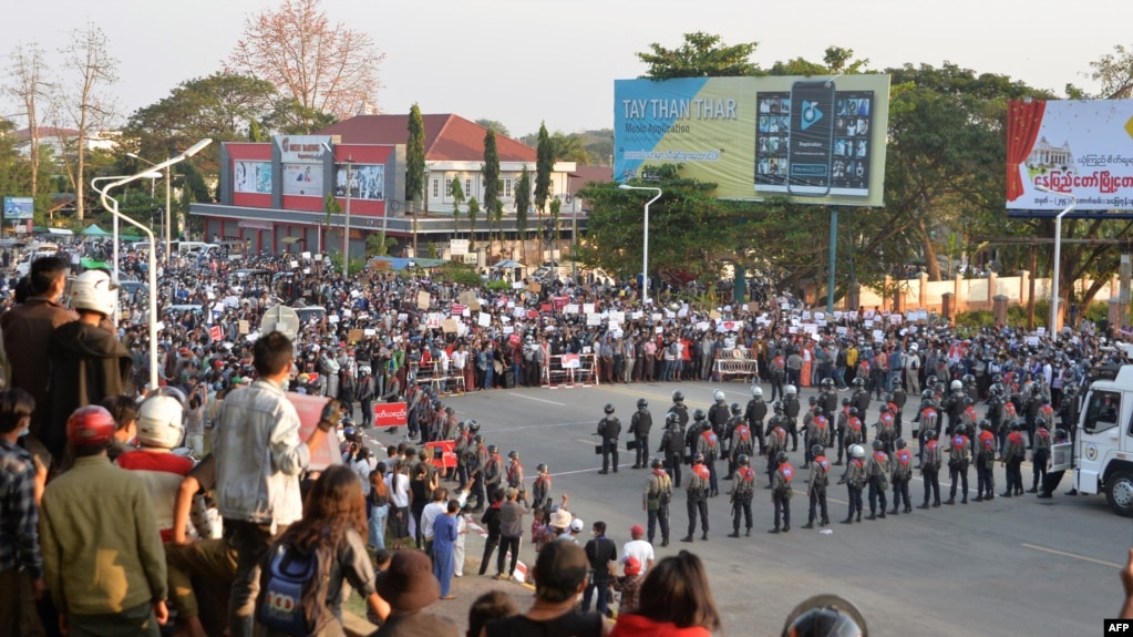 ေနျပည္ေတာ္က စစ္အာဏာဆန္႔က်င္ဆႏၵျပ ျမင္ကြင္း။ (ေဖေဖာ္ဝါရီ ၈၊ ၂၀၂၁)