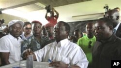 Henri Konan Bédié vote à Abidjan le 31 octobre 2010