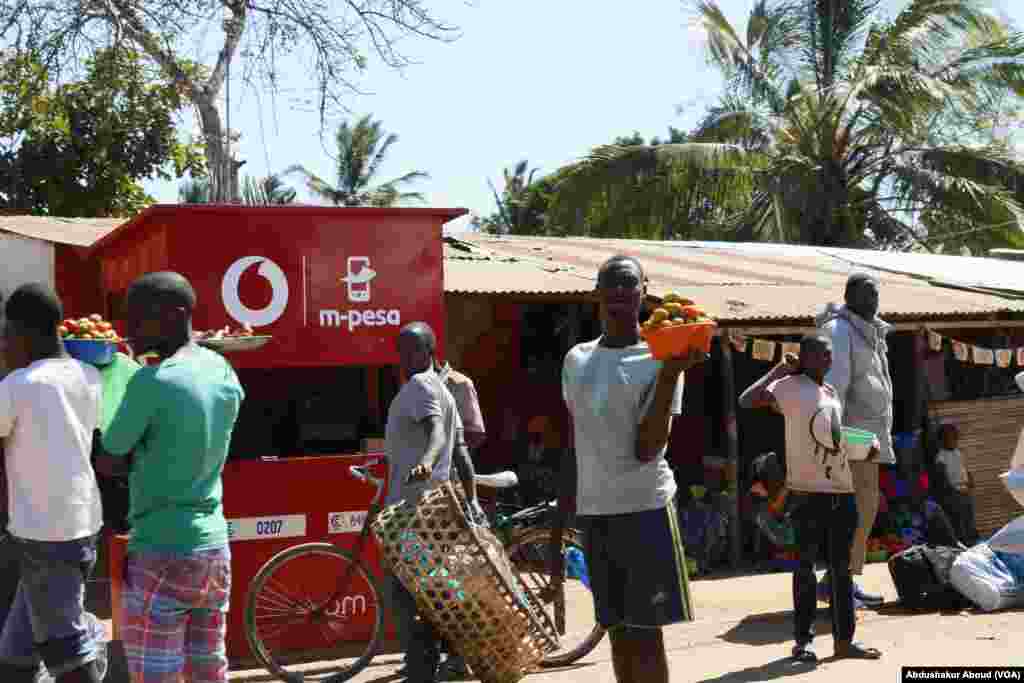 Biashara inayofanyika katika barabara inayoelekea Palma, kaskazini ya Msumbiji