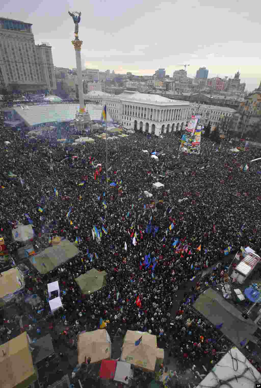 Pro-European Union activists gather during a rally in Independence Square, Kyiv, Ukraine, Dec. 15, 2013.&nbsp;