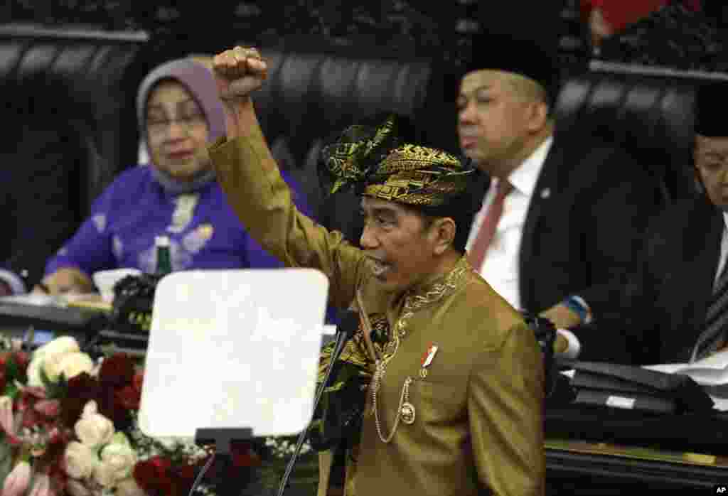 رئیس جمهوری اندونزی، در حال دادن شعار آزادی در مراسم قبل از روز استقلال کشورش.&nbsp;رئیس جمهور اندونزی جمعه به طور رسمی طرح انتقال پایتخت این کشور از جاکارتا به کالیمانتان در جزیره بورنئو را به پارلمان ارائه کرد.