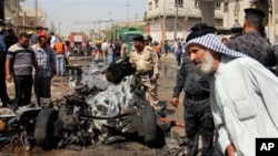 Petugas keamanan dan warga setempat memeriksa lokasi ledakan bom di Basra, 550 kilometers sebelah tenggara Baghdad, Irak, pertengahan Juni lalu (Foto: dok). Tiga serangan di dekat ibukota Irak baru-baru ini dilaporkan telah menewaskan sedikitnya 38 orang.