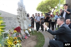 US Ambassador to Vietnam Daniel J. Kritenbrink pays tribute before a sculpture depicting the capture the then-US Navy pilot John McCain whose fighter jet was shot down in 1967, near Truc Bach lake in Hanoi on August 27, 2018.