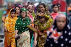 Para pekerja perempuan di pabrik garmen di Bangladesh mulai berdatangan untuk bekerj, di Dhaka, Bangladesh, 12 September 2012.