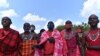 Les artistes culturels de la tribu Masaï portent des masques en tissu lorsqu'ils chantent dans leur village de Talek dans la réserve nationale de Masai Mara, dans le comté de Narok au Kenya, le 24 juin 2020.