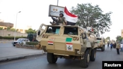 3일 이집트 군용 차량이 카이로의 대통령궁 앞으로 전진해가고 있다.