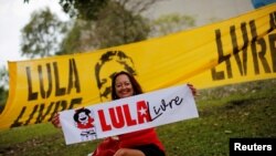 Una seguidora del expresidente de Brasil, Luiz Inácio Lula da Silva, afuera de la Corte Superior de Justicia del país, sostiene un cartel que pide la liberación de Lula, el martes 23 de abril de 2019.