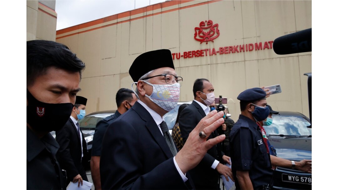 Mantan Wakil Perdana Menteri Ismail Sabri Yaakob (tengah), berangkat ke istana nasional dari Markas Besar UMNO di Kuala Lumpur, Malaysia, Kamis, 19 Agustus 2021.