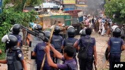 Islamist protestors throw bricks and stones towards Bangladeshi police during clashes in Narayanganj, some 20 kms from Dhaka, May 6, 2013. 