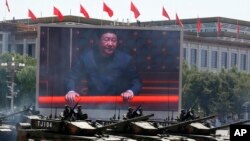 2012年9月3日，在天安門廣場前舉行的紀念二戰日本投降70週年閱兵式上，中國展示了99A2型主戰坦克，電視屏幕上是中國國家主席習近平。
