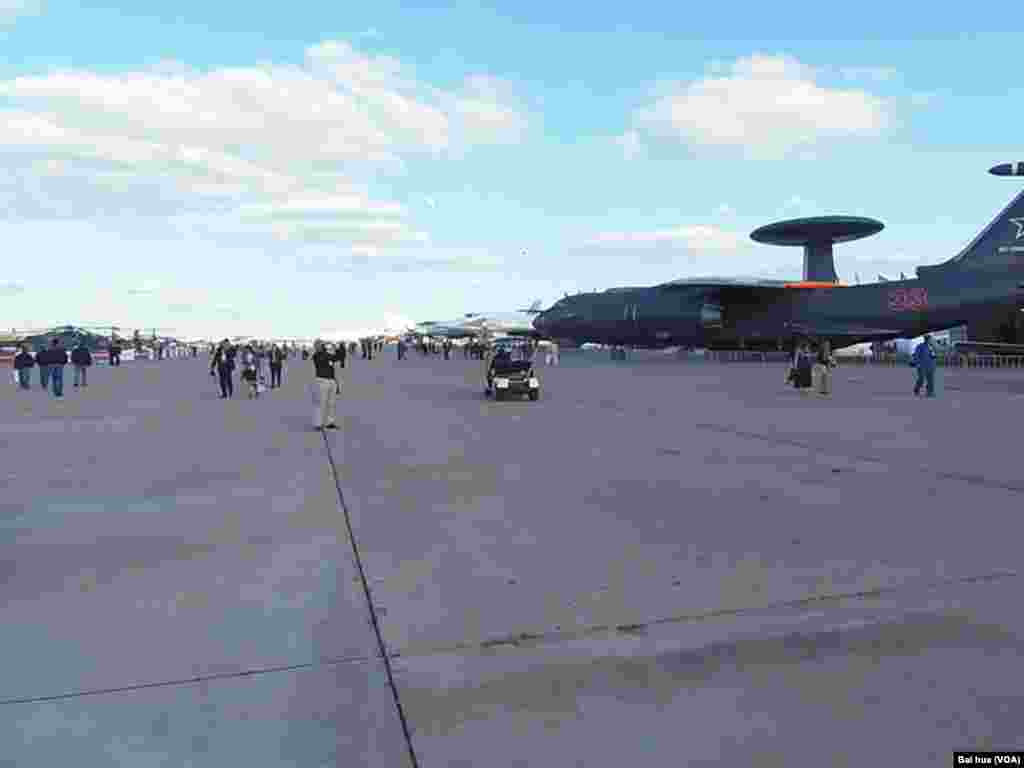 莫斯科航展上展出的俄罗斯空军A-50预警机(美国之音白桦拍摄)