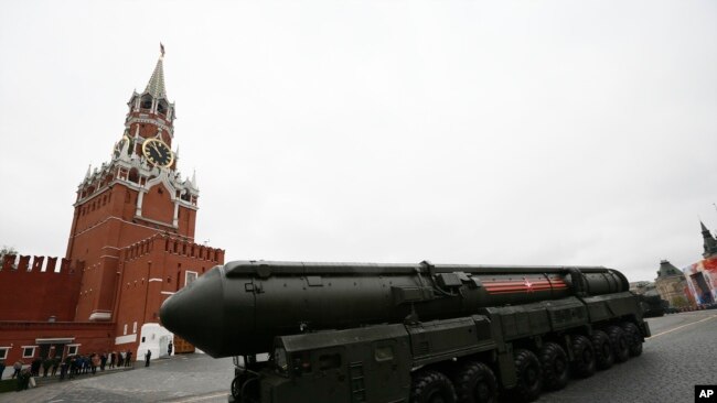 2017年5月9日，俄罗斯在红场展示的洲际弹道导弹发射装置（美联社）