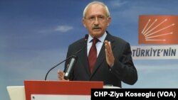 Le président turc de l’opposition républicaine Kemal Kilicdaroglu évoquant les faibles résultats du parti, le 2 novembre 2015.