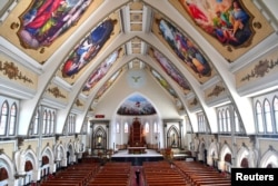 Seorang pria berjalan di dalam gereja yang lengang setelah pelarangan kegiatan dalam skala besar di tengah pandemi virus corona di Surabaya, Jawa Timur, 22 Maret 2020. (Foto: Antara Foto/Zabur Karuru/ via Reuters)