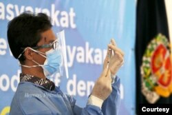 Seorang petugas kesehatan menyiapkan vaksin dalam program vaksinasi pertama di Yogyakarta. (Foto: Humas Pemda DIY)
