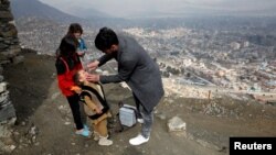 Un niño recibe una dosis de la vacuna antipolio en Kabul, capital de Afaganistán en marzo de 2018.