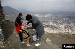 Seorang anak laki-laki menerima vaksin polio selama kampanye anti-polio di Kabul, Afghanistan 14 Maret 2018. (Foto: REUTERS/Mohammad Ismail)