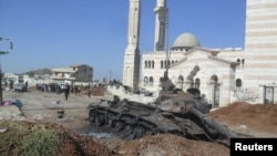 Sebuah tank milik tentara pemerintah Suriah hancur dan teronggok di kota Azzaz, provinsi Aleppo (19/7).