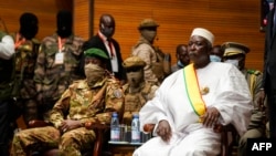 Le président malien de transition Bah Ndaw avec le vice-président intérimaire Malii, le colonel Assimi Goita, lors de sa cérémonie d'inauguration au CICB à Bamako le 25 septembre 2020.