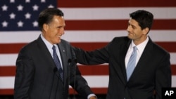 Mbunge Paul Ryan, akimkaribisha gavana wa zamani wa Massachusetts Mitt Romney mjini Milwaukee, Wisconsin, Aprili 3, 2012.