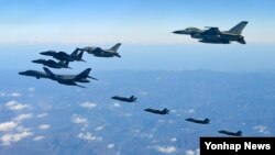 지난해 12월 미한 연합공중훈련 '비질런트 에이스(Vigilant Ace)'에 참가한 미 공군 장거리전략폭격기 B-1B '랜서'와 F-35A, F-35B 전투기가 한국 공군 F-16, F-15K 전투기와 편대비행하고 있다.