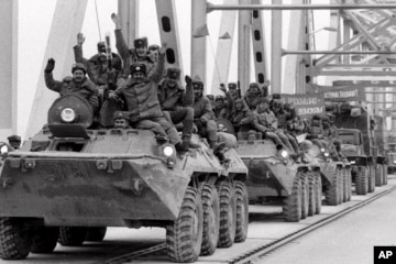 插画示意图：美军直升机正飞离，一名塔利班武装坐在被红色罂粟花包围的废弃美国坦克上