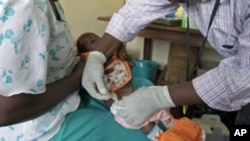 Vaccination d'un nouveau-né contre le paludisme à Kilifi, au Kenya.