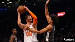 New York Knicks center Enes Kanter (00) controls the ball against Brooklyn Nets center Jarrett Allen (31). (Brad Penner-USA TODAY Sports)