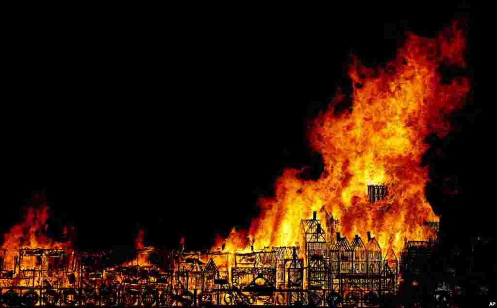 Sebuah patung sepanjang 120-meter yang menggambarkan gedung-gedung di London abad ke-17 dibiarkan terbakar untuk memperingati 350 tahun &#39;Great Fire of London&#39; atau kebakaran dahsyat di kota London, yang terjadi 4 September tahun 1666.