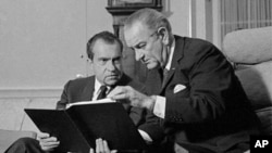 1968年，约翰逊总统(右)和候任总统尼克松在白宫磋商问题