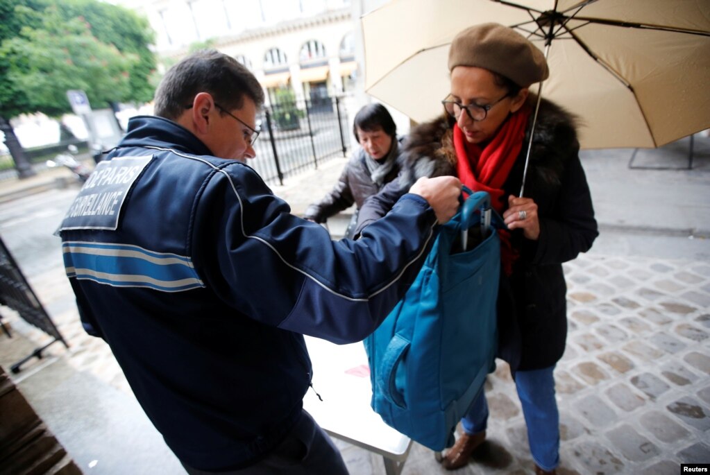 法國總統決選5月7日投票，投票站的入口處，工作人員檢查投票者的背包