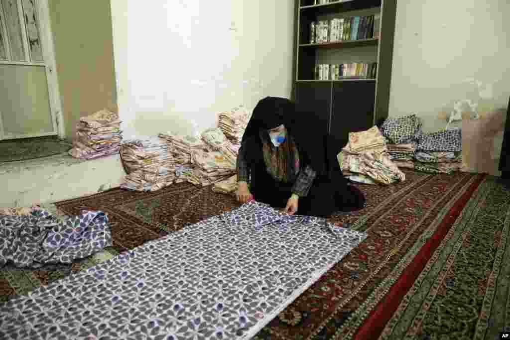 ایران کو عالمی پابندیوں کا سامنا ہے اور محدود وسائل کے باعث رضاکاروں کے ذریعے حفاظتی سامان کی تیاری جاری ہے۔ مسجد میں قائم کیے گئے کارخانے میں ماسک کے ساتھ ساتھ حفاظتی چادریں، بیڈ شیٹس اور دیگر اشیا بھی بنائی جا رہی ہیں۔