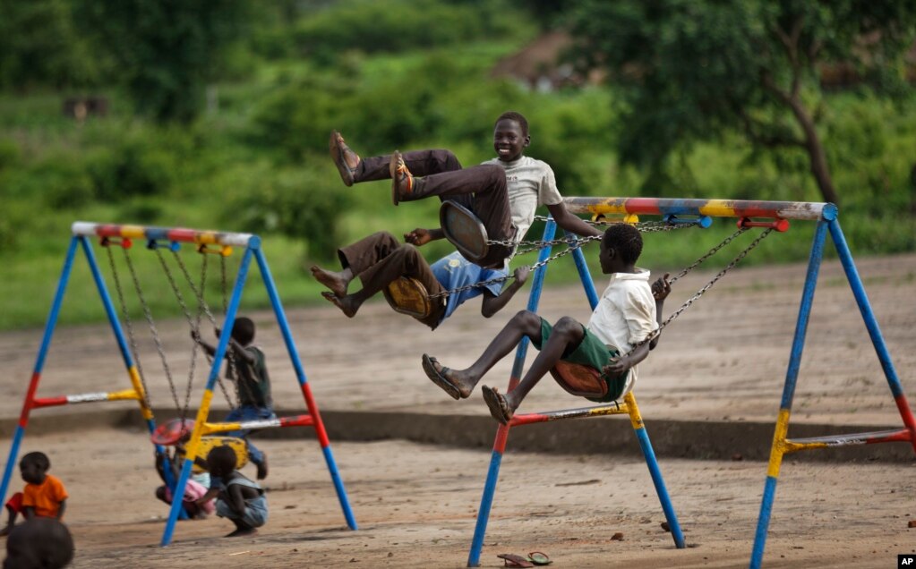 우간다 비디비디에 있는 유치원에서 남수단 난민 어린이들이 그네를 타고 있다.
