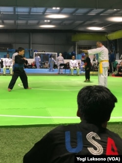 Para pesilat AS saat berlaga di “USA Pencak Silat Open Tournament”, di Kota Sterling, Virginia, 22 Juni 2019. (Foto: Yogi Leksono/VOA)