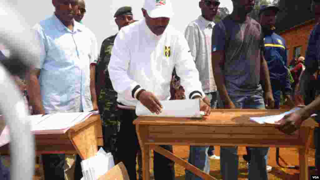 Le président burundais Pierre Nkurunziza plie son bulletin de vote pour le placer dans l&#39;urne dans un centre de vote, le 29 juin 2015, lors des élections législtives au Burundi