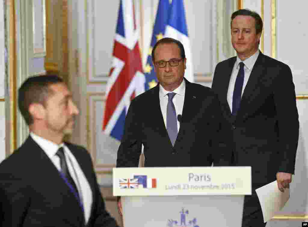 France&#39;s President Francois Hollande, left, Britain&#39;s Prime Minister David Cameron arrive to issue a joint statement to the media at the Elysee Palace in Paris.