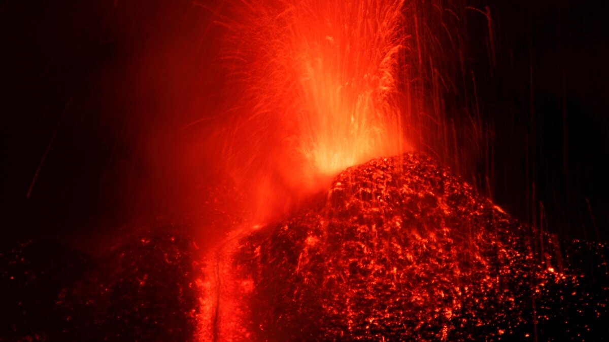  Eruption  volcanique  en Italie  touristes et journalistes 
