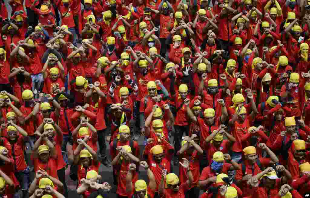 Trabalhadores indonésios gritam palavras de ordem durante a manifestação pelo Dia do Trabalhador em Jakarta. Milhares de trabalhadores pedem ao governo melhores condições de trabalho e aumento do salário mínimo. 1 de Maio 2016