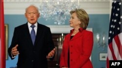 Ngoại trưởng Hoa Kỳ Hillary Clinton và ông Lý Quang Diệu (hình chụp ngày 26/10/2009)