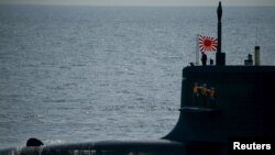 日本海上自卫队水兵站在横须贺市附近相模湾的潜艇上 （2015年10月15日）