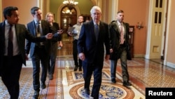 Thượng nghị sĩ Mitch McConnell (R-KY), Lãnh tụ khối đa số tại Thượng Viện tới Điện Capitol để đàm phán gói cứu trợ COVID-19 ngày 23,/3/2020. REUTERS/Joshua Roberts