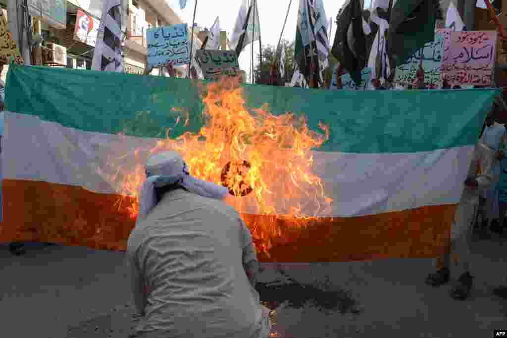 Activists from the Islamic organization Jamaat ud Dawa (JuD) torch an Indian flag during a demonstration in Quetta. The death toll from cross-border skirmishes between India and Pakistan climbed to at least 17.