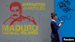 Un mural describe la posición electoral del presidente encargado, Nicolás Maduro.