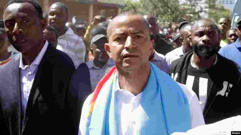 Les partisans de Moise Katumbi l'ont escorté jusqu'au bureau du procureur avant d'être dispersés par la police, le 11 mai 2016.